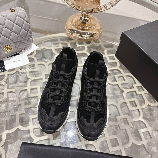 Chane*小香25A 王炸新款专柜休闲款运动鞋 这款经典设计；鞋面多种工艺电绣的风格；大底却时尚运动；不平凡的拥入了多种配色元素 多元化混搭非常好看百搭，休闲