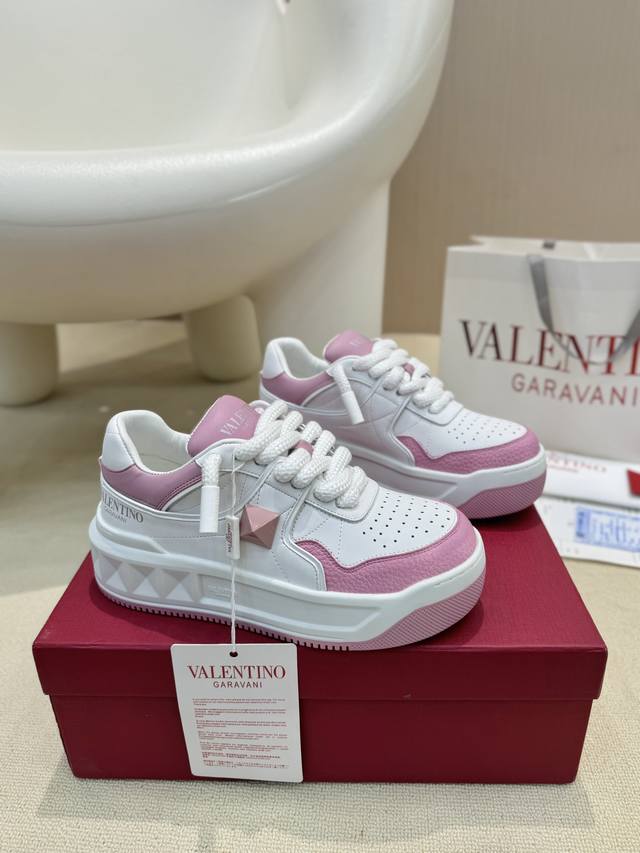 工厂p直批价: 情侣款 顶级版本 Valentino Out Stud 华伦天奴运动休闲鞋 最新款 粗鞋带 情侣面包鞋休闲鞋 Eisa Hosk 张艺兴 关晓彤