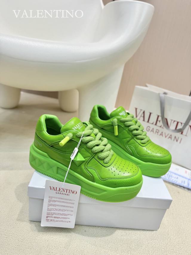 工厂p直批价: 情侣款 顶级版本 Valentino Out Stud 华伦天奴运动休闲鞋 最新款 粗鞋带 情侣面包鞋休闲鞋 Eisa Hosk 张艺兴 关晓彤