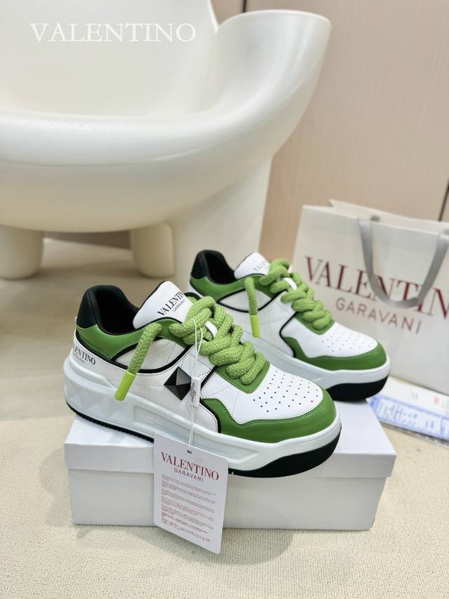 工厂p直批价: 情侣款 顶级版本 Valentino Out Stud 华伦天奴运动休闲鞋 最新款 粗鞋带 情侣面包鞋休闲鞋 Eisa Hosk 张艺兴 关晓彤