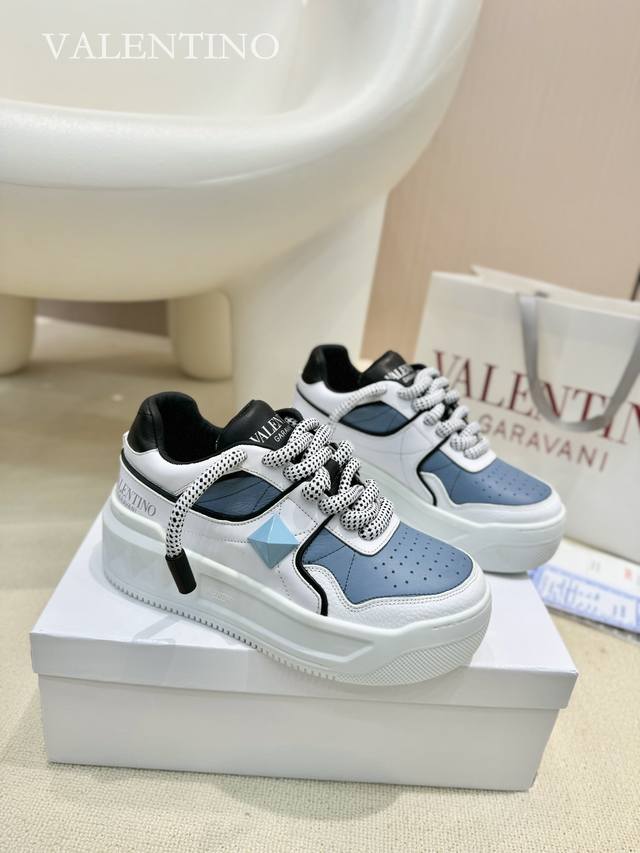 工厂p直批价: 情侣款 顶级版本 Valentino Out Stud 华伦天奴运动休闲鞋 最新款 粗鞋带 情侣面包鞋休闲鞋 Eisa Hosk 张艺兴 关晓彤