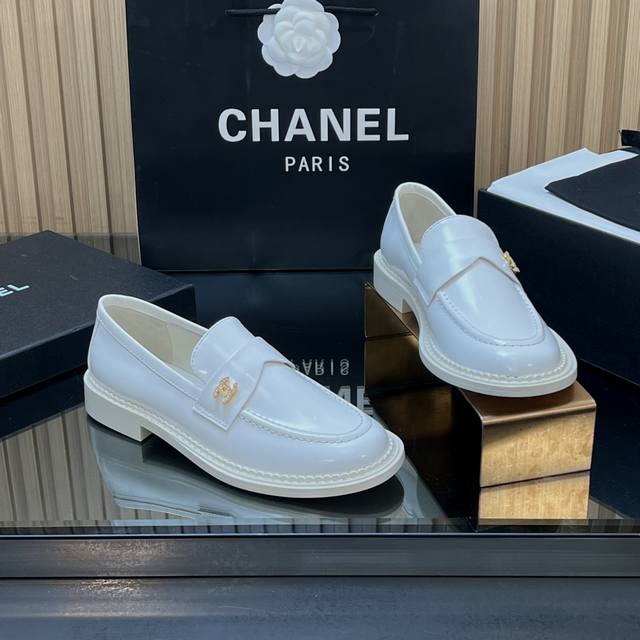顶级版本 正确顶级版 Chanel小香经典平底便鞋、一脚蹬乐福鞋 Chanel乐福鞋真的是看不腻，简单大方，拥有香家优雅名媛气质，超级耐看，越穿越香的香奈儿，笔