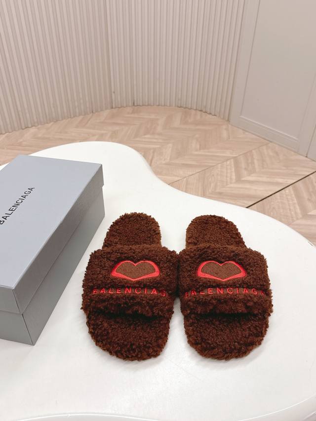 工厂p价p 薄底款 独家顶级版本 Balenciaga Ss25 New Arrival～ 巴黎世家新款厚底毛拖 鞋面精致Logo点缀+爱心鞋底增高5Cm 穿上
