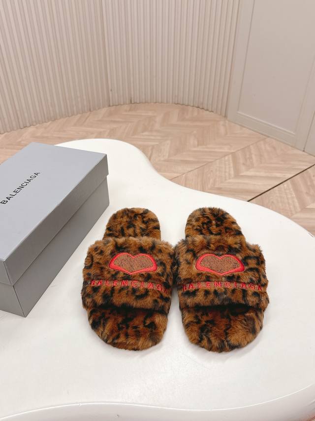 工厂p价p 薄底款 独家顶级版本 Balenciaga Ss25 New Arrival～ 巴黎世家新款厚底毛拖 鞋面精致Logo点缀+爱心鞋底增高5Cm 穿上