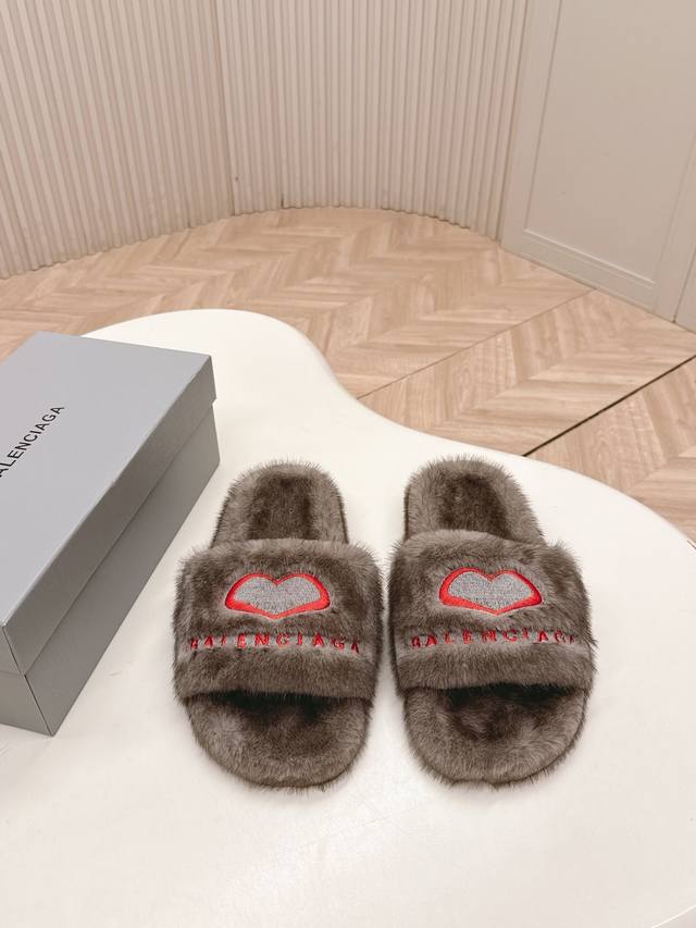 工厂p价p 薄底款 独家顶级版本 Balenciaga Ss25 New Arrival～ 巴黎世家新款厚底毛拖 鞋面精致Logo点缀+爱心鞋底增高5Cm 穿上
