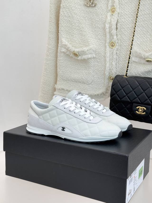 新品双C菱格休闲运动鞋 这双运动鞋是早春的神作，顶级版！ 标志性菱格纹赋予鞋面立体层次 醒目双C五金点缀其间 诠释品牌基因。 手工缝线规整利落 版型超正 完美呼