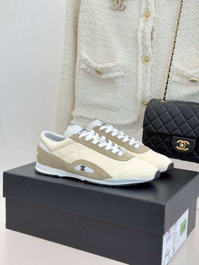 新品双C菱格休闲运动鞋 这双运动鞋是早春的神作，顶级版！ 标志性菱格纹赋予鞋面立体层次 醒目双C五金点缀其间 诠释品牌基因。 手工缝线规整利落 版型超正 完美呼