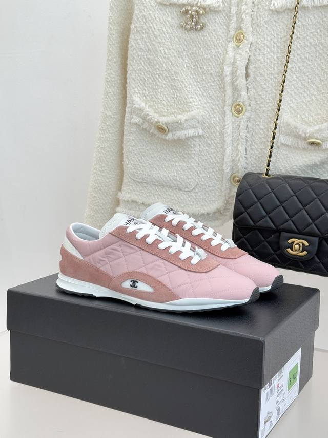 新品双C菱格休闲运动鞋 这双运动鞋是早春的神作，顶级版！ 标志性菱格纹赋予鞋面立体层次 醒目双C五金点缀其间 诠释品牌基因。 手工缝线规整利落 版型超正 完美呼