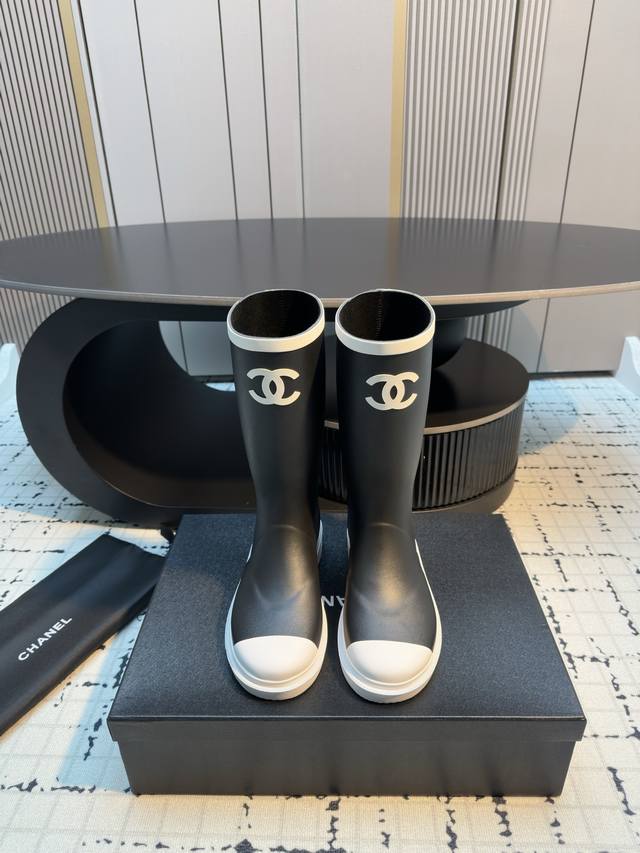 全新顶级跑量款 原版重金打造，无合缝线工艺. 橡胶硫化生产技术，原版完美一致，环保橡胶材质，无异味&无合缝线. 鞋底和靴筒是组合冷粘工艺，非一次性成型，原版一致