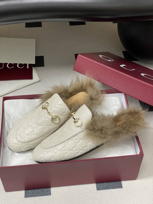 古驰princetown经典羊毛拖鞋，双G绒面穆勒鞋马衔扣平底半拖鞋托斯卡纳毛拖鞋. 这款鞋履材质柔软，廊形精致流畅，彰显日常优雅风范！ 鞋面原版双G绒面 牛皮