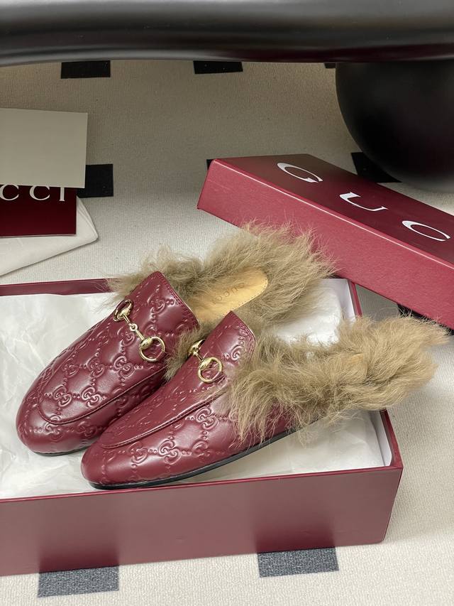 古驰princetown经典羊毛拖鞋，双G绒面穆勒鞋马衔扣平底半拖鞋托斯卡纳毛拖鞋. 这款鞋履材质柔软，廊形精致流畅，彰显日常优雅风范！ 鞋面原版双G绒面 牛皮