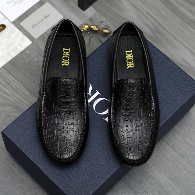 商品商标：Dior 迪奥 休闲套脚男鞋 正码码数: 38-44 商品材料：精选压纹牛皮鞋面 羊皮内里 橡胶大底