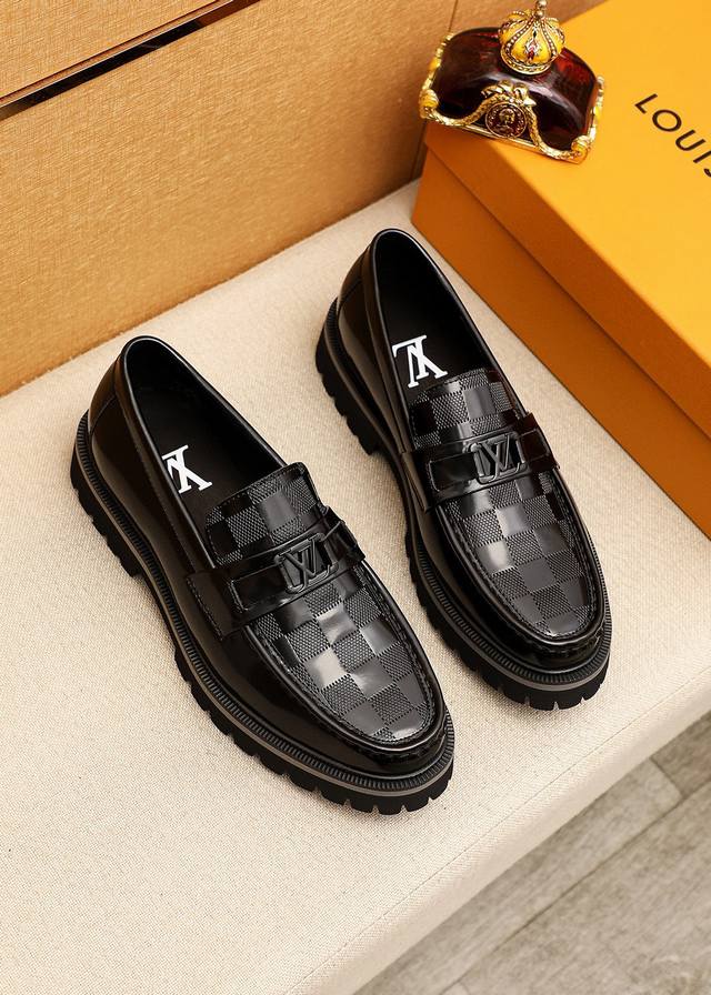 商品商标：Louis Vuitton 路易威登 休闲皮鞋 正码码数: 38-44 45.46订制 商品材料：精选 进口头层开边珠压花鞋面+奢华五金扣，进口头层牛