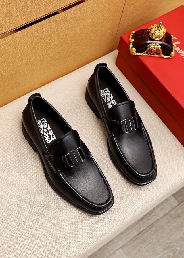 商品商标：Ferragamo 菲拉格慕 休闲皮鞋 正码码数: 38-44 45.46订制 商品材料：精选 进口小牛皮鞋面+经典五金扣，进口水染牛皮内里。强烈立体