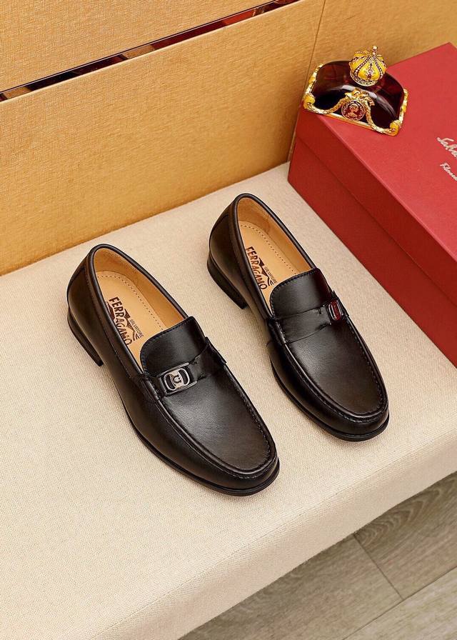 商品商标：Ferragamo 菲拉格慕 休闲皮鞋 正码码数: 38-44 45订制 商品材料：精选 进口头层小牛皮鞋面+奢侈五金扣，进口水染牛皮内里。强烈立体视