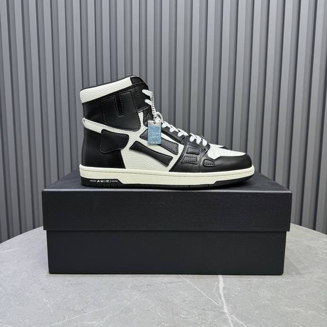 实价 Amiri埃米尔爆款情侣骨头鞋。休闲时尚领头羊。来自洛杉矶的高街潮牌独家爆版骨头鞋，众多明星网红同款，中国新说唱歌手小白Gali 王一博 杨幂等网红博主争