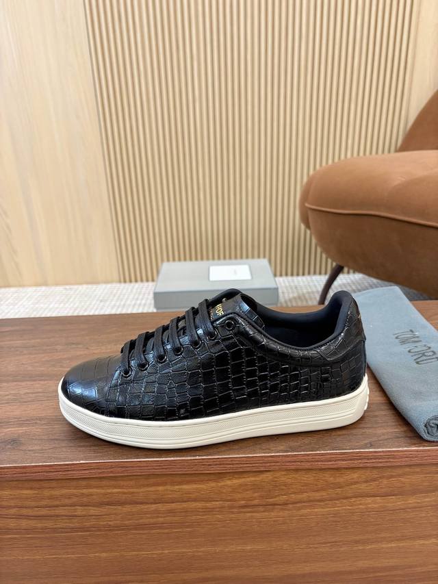 实价 Tom Ford汤姆福特经典款上新了，一款永不过时的Tom Ford男士仿鳄鱼纹皮，低帮系带开合平底圆头鞋，橡胶大底牛皮内里，上脚舒适简洁，气质十足 ，是