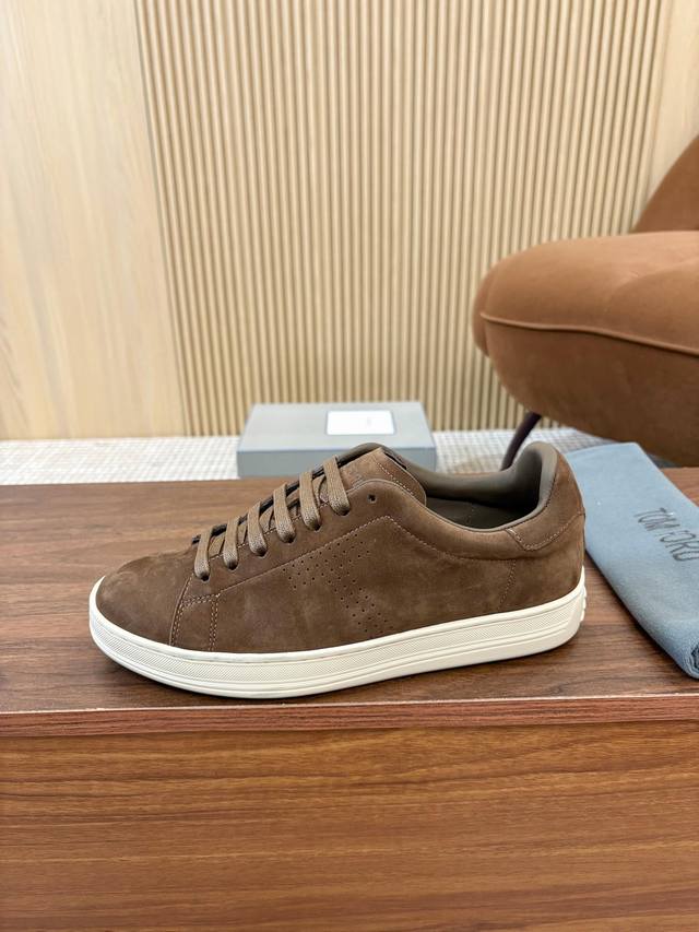 实价 Tom Ford汤姆福特经典款上新了，一款永不过时的Tom Ford男士二染磨砂皮，低帮系带开合平底圆头鞋，橡胶大底牛皮内里，上脚舒适简洁，气质十足 ，是