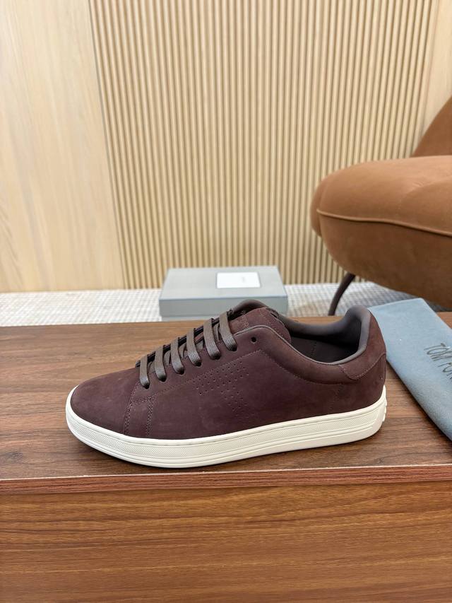 实价 。Tom Ford汤姆福特经典款上新了，一款永不过时的Tom Ford男士二染磨砂皮，低帮系带开合平底圆头鞋，橡胶大底牛皮内里，上脚舒适简洁，气质十足 ，