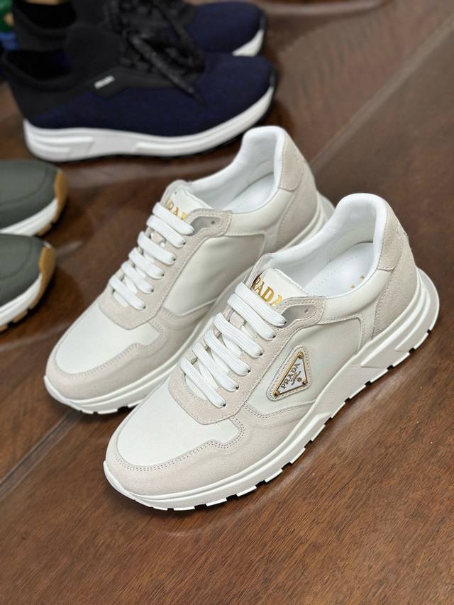 921新品上市 prax 2.0运动鞋甄选磨砂牛皮制成，配以轻盈鞋底，现代造型动感十足。标志性的三角形徽标更显精致优雅。 鞋面镂空 带衬里 涂珐琅三角形金属徽标