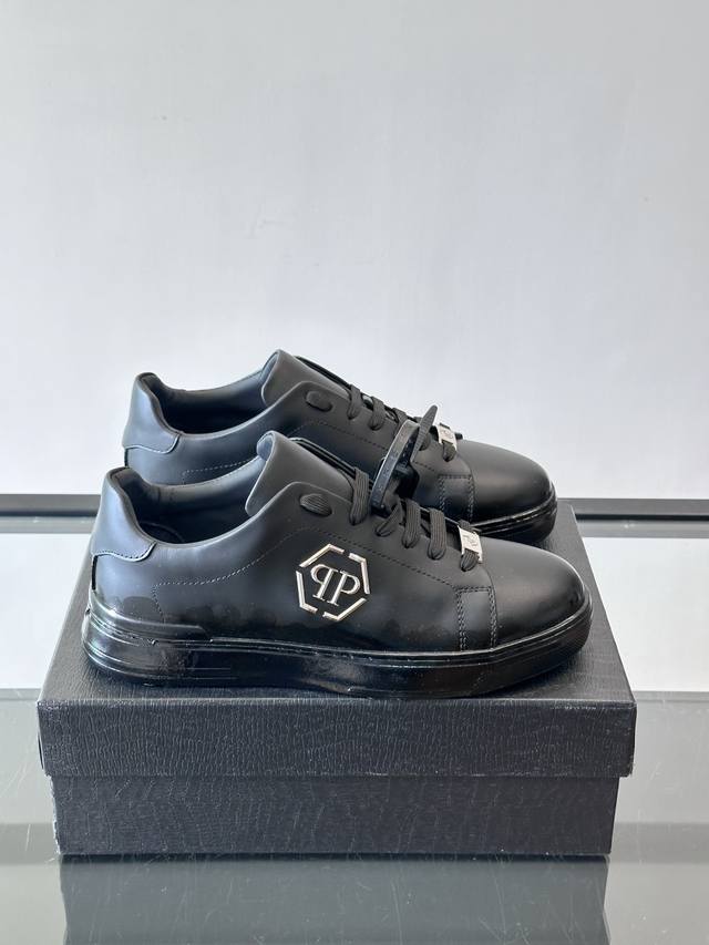 philipp plein pp Icon系列低帮运动鞋，皮革鞋面＋橡胶鞋底，撞色超吸睛！侧面有标志性圆形 “pp”微标，彩色机能鞋带+彩色缝线细节，街头感满满