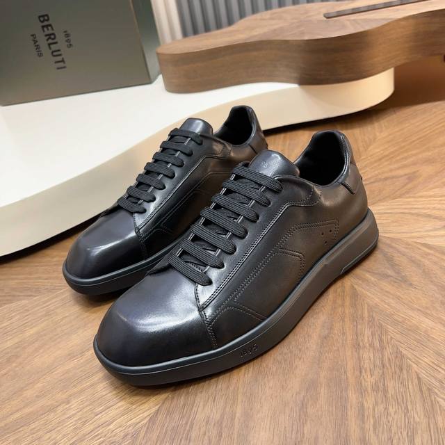 高版本升级，最强手工感擦色运动鞋系列，patina古法染色技艺，从匠人手作石台中汲取灵感创造出富有新意的光泽。染色工艺焕新升级，将经典传承出创新理念融为一体。水