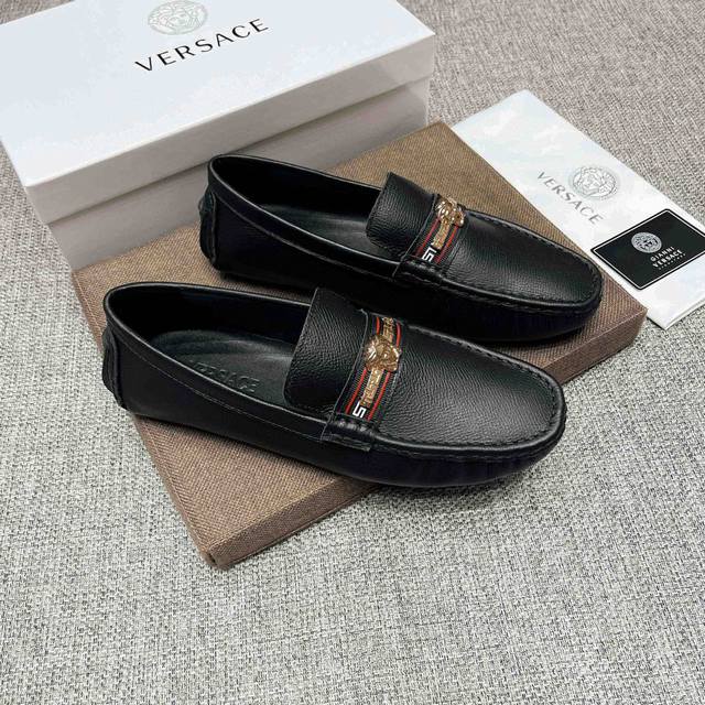 Verace范思哲官网新款，范思哲又一次惊世之作腾空出世，惊艳全场 不一样的品质，不一样的高贵。鞋面西班牙进口头层牛皮，头层牛里 真材实料 ，气宇不凡，范思哲以