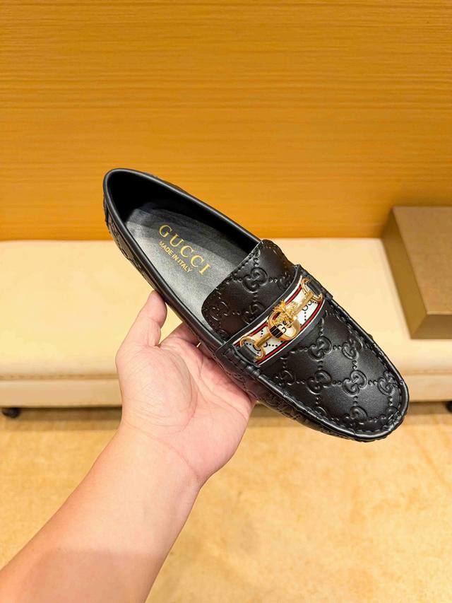 牛皮里 ，古驰 Gucci ，1921年创立于佛罗伦萨，是全球奢侈品品牌之一，其独特的创意和革新风靡全球，古驰 永恒而经典，一直以来深受明星们的青睐，并成为世界