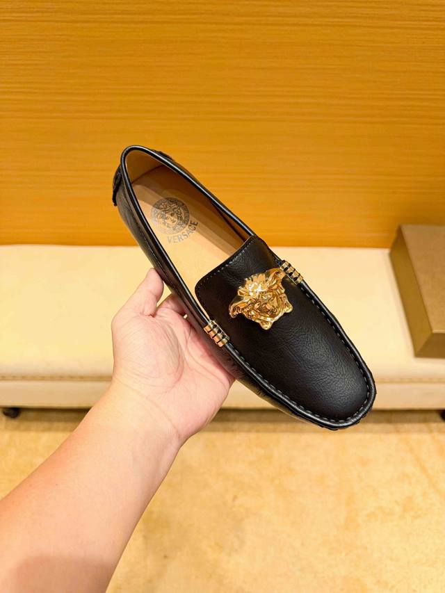 牛皮里真材实料， Verace 范思哲男士四季休闲豆豆鞋，最新元素潮爆全球，官网火爆热卖，原版版本，专柜爆款，鞋面意大利进口原版牛皮性感美灶莎头像金属扣，原版防