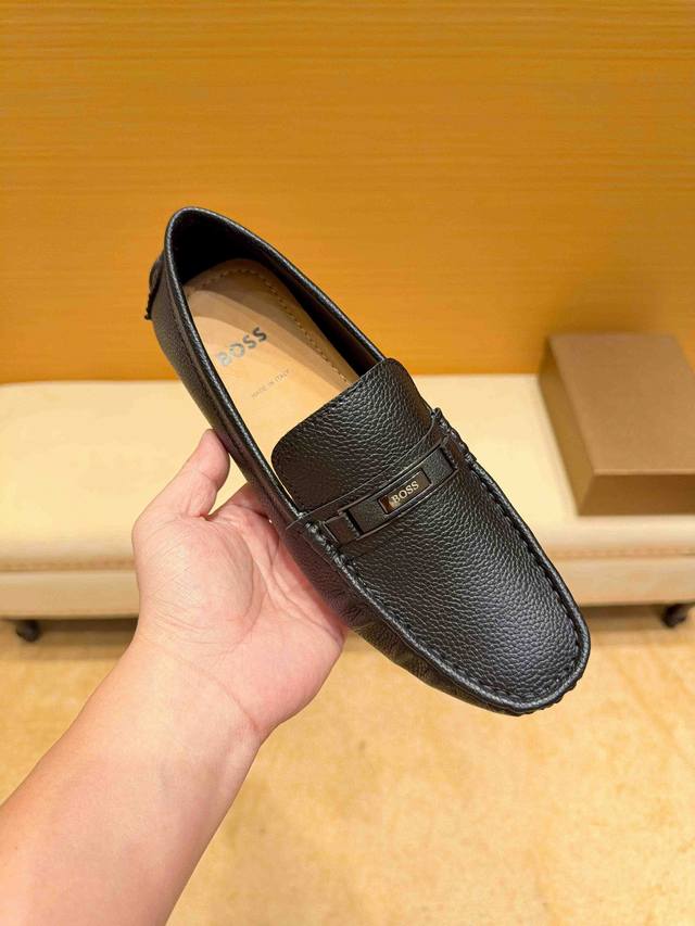 Boss官方旗舰店新款，鞋面头层牛皮，舒适透气牛里 真材实料，原版进口耐磨橡胶底， 精致优雅男士心备佳品，穿着舒适。精致简单鞋面尽显品牌低调优雅，适合四季衣橱，
