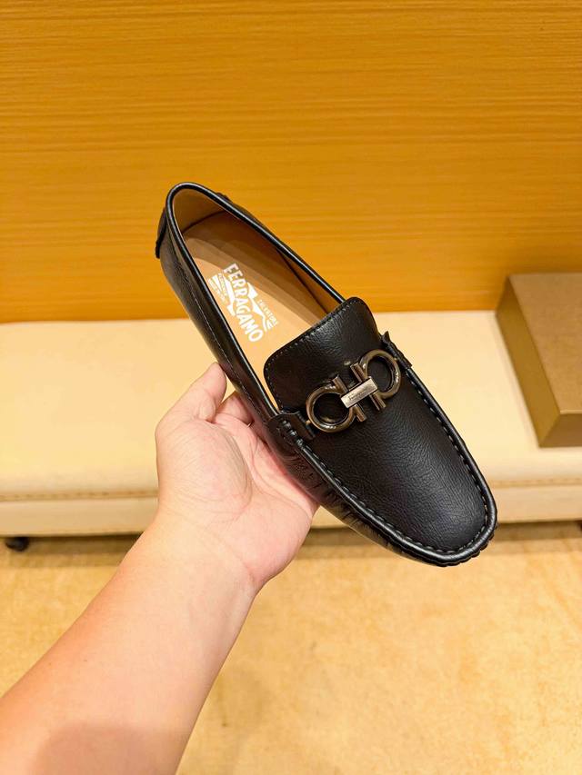 实， 牛皮里 ，品牌菲拉格慕，官方原版本号单新款，这几年，菲拉格慕品牌总是惊世骇俗...风靡全球 不掉色羊皮里 官方原版，鞋面采用意大利头层柔软牛皮，舒适奢华，