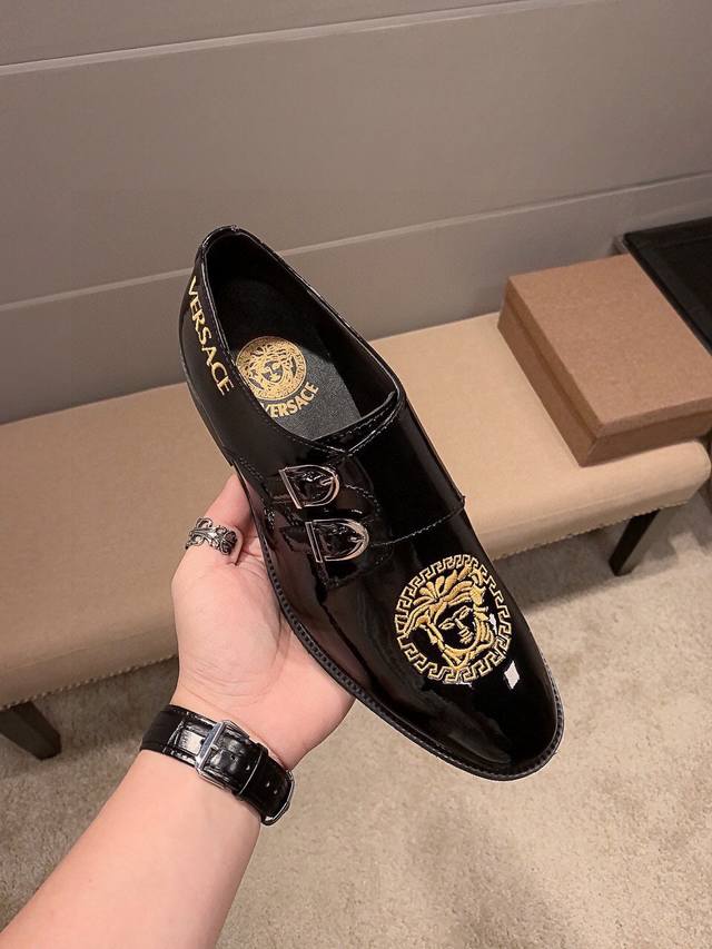 实价 ，品牌范思哲，官方旗舰店正品，范思哲又一次惊世之作腾空出世，惊艳全场 不一样的品质，不一样的高贵。西班牙进口头层小牛漆皮，头层羊内里，鞋面金属铁扣+范品哲