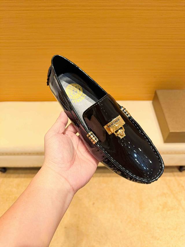 实价，牛里真材实料， 范思哲 官网原版新款高端商务休闲驾车豆豆鞋，意大利名模贵族们爆款，时尚界的佼佼者，无可超越，明星同款，鞋面采用进口原版牛漆皮+原版牛里 真