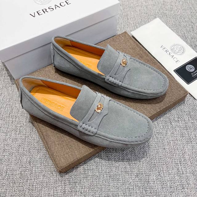 实 ，范思哲官网高端爆款豆豆鞋，鞋面头层进口头层反绒牛皮，头层牛里 真材实料 ，奢华高档，原版进口耐磨橡胶底， 官网出品 男士优雅心备佳品，采用精湛工艺。穿着舒