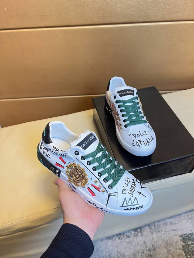 杜嘉班纳 顶级代购男士Hk专柜同步发售。鞋底：原厂特供原版底，独家活动底超级舒适，原厂跟单货，高品质多色拼接设计做工精致细腻，独一无二， 丝绸面料，牛皮里细节决