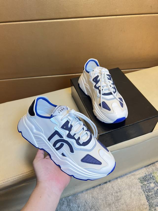 Dg～杜嘉班纳 顶级代购男士 Hk专柜同步发售。鞋底：原厂特供原版底，独家活动底超级舒适，原厂跟单货，高品质多色拼接设计做工精致细腻，独一无二， 丝绸面料，牛皮