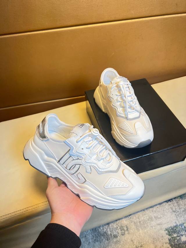 杜嘉班纳 顶级代购男士2025Hk专柜同步发售。鞋底：原厂特供原版底原版皮，独家活动底超级舒适，原厂跟单货，高品质多色拼接设计做工精致细腻，独一无二， 羊里细节