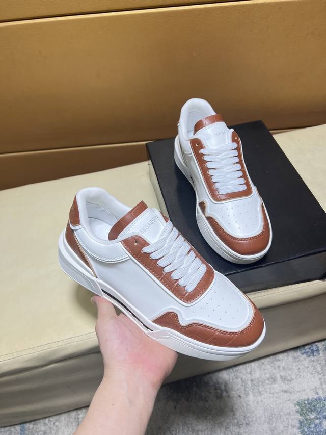 杜嘉班纳顶级代购男士2025Hk专柜同步发售。鞋底：原厂特供原版底，独家活动底超级舒适，原厂跟单货，高品质多色拼接设计做工精致细腻，独一无二， 丝绸面料，牛皮里