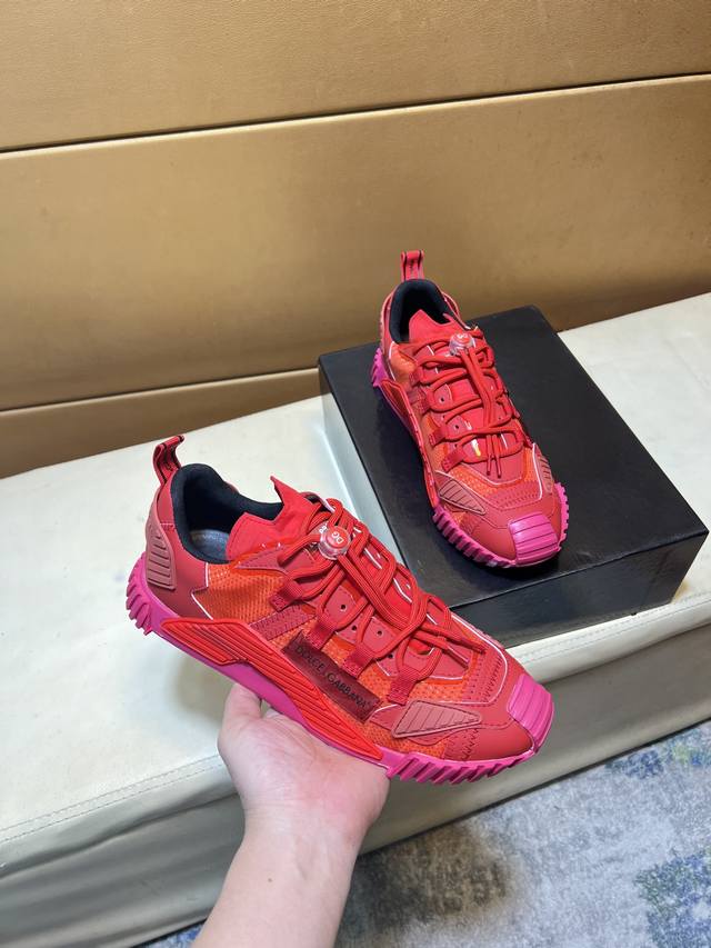 Dg杜嘉班纳 顶级代购男士2025Hk专柜同步发售。鞋底：原厂特供原版底，独家活动底超级舒适，原厂跟单货，高品质多色拼接设计做工精致细腻，独一无二， 丝绸面料，