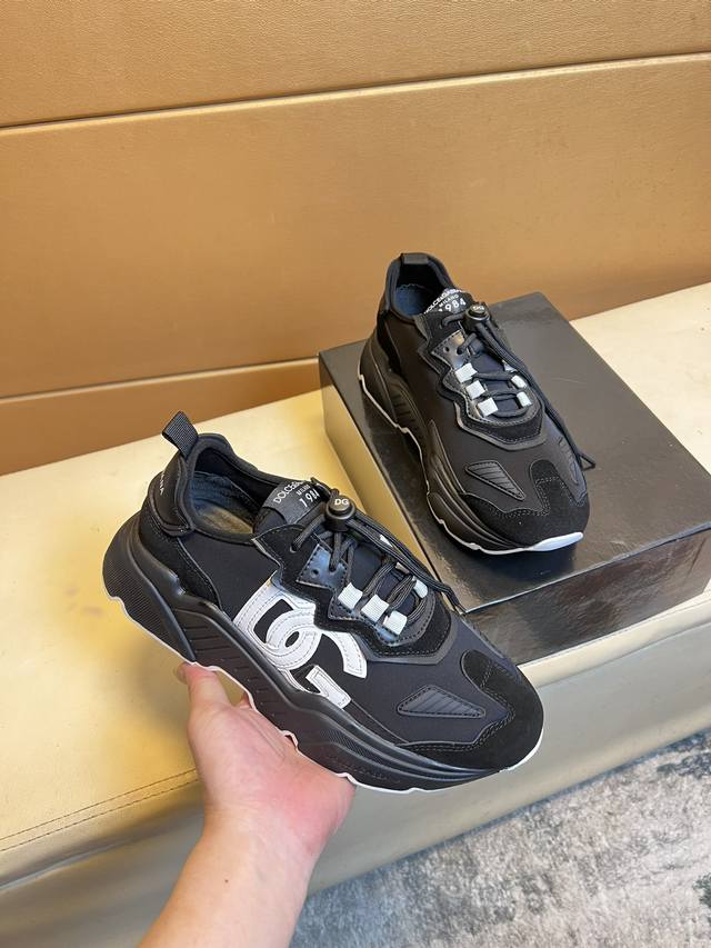 情侣款 Dg～杜嘉班纳 顶级代购男士 Hk专柜同步发售。鞋底：原厂特供原版底，独家活动底超级舒适，原厂跟单货，高品质多色拼接设计做工精致细腻，独一无二， 丝绸面