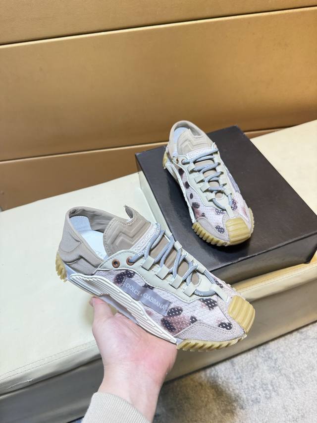 杜嘉班纳 顶级代购男士Hk专柜同步发售。鞋底：原厂特供原版底，独家活动底超级舒适，原厂跟单货，高品质多色拼接设计做工精致细腻，独一无二， 丝绸面料，牛皮里细节决