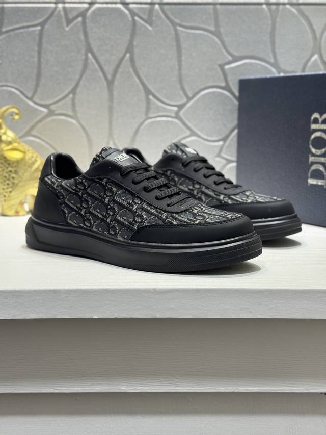 Dior 迪奥 低帮休闲鞋，采用头层牛皮精心制作搭配帆布，舒适透气~橡胶鞋底、提升格调。时尚百搭，可为各式造型增光添彩。塑造独具动感活力与摩登气息的精致设计，这