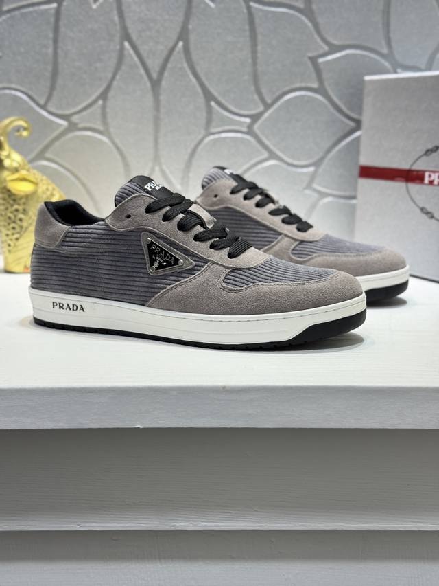 prada 普拉达 情侣款专柜最新款出货 领先专柜款你懂的 鞋面磨砂牛皮配面料，牛皮内里鞋底：原厂特供原版底，独家成型底超级舒适，原厂跟单货，高品质，细节决定品