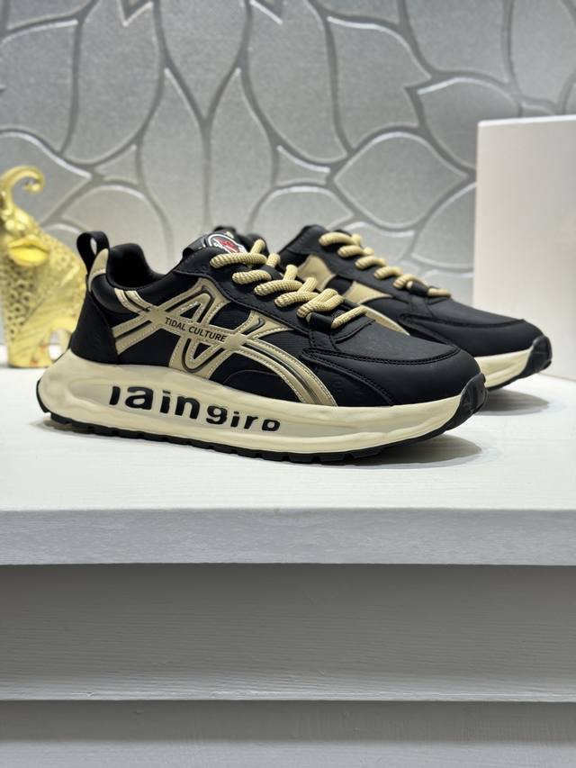 Moncler 蒙口男士休闲运动鞋，具有舒适防滑性能，采用牛皮拼接网面，兼备创新、功能性与图形细节于一体，诠释潮流时尚。大底高弹橡胶成型大底，具有高弹性高耐磨性