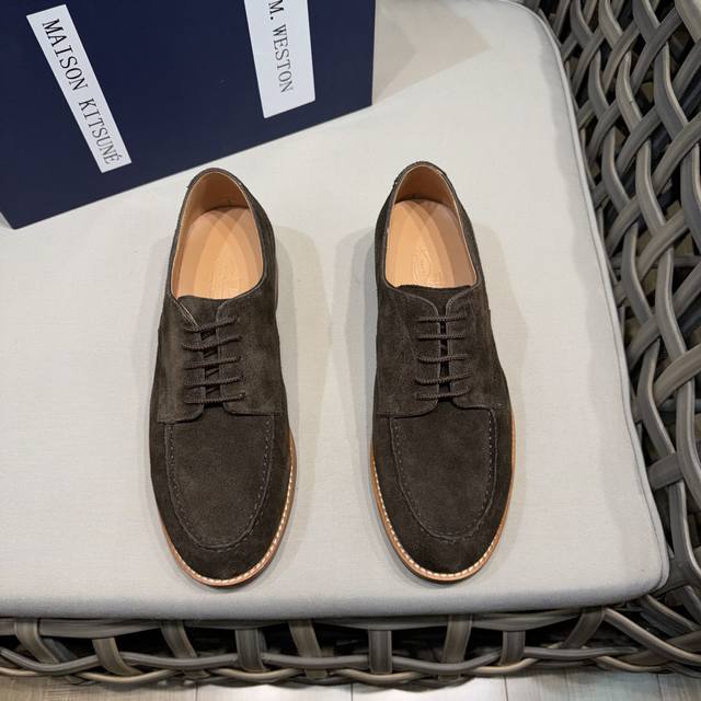 Jm威士顿Jmweston德比商务男鞋｜面料采用进口牛皮｜高档细腻｜如天鹅绒一般柔软的皮革突出鞋子的设计｜轻盈而灵感的制作结构则带来舒适之至的足下体验｜透气牛皮