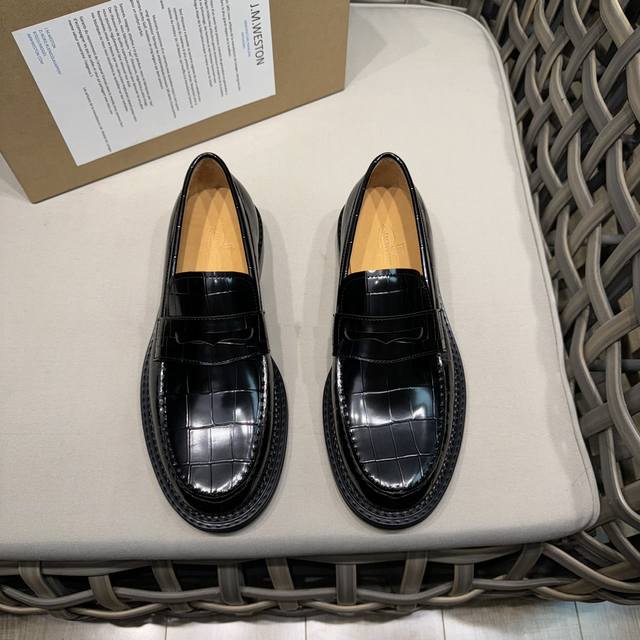 Jm威士顿Jmweston德比商务男鞋｜面料采用进口牛皮｜高档细腻｜如天鹅绒一般柔软的皮革突出鞋子的设计｜轻盈而灵感的制作结构则带来舒适之至的足下体验｜透气牛皮