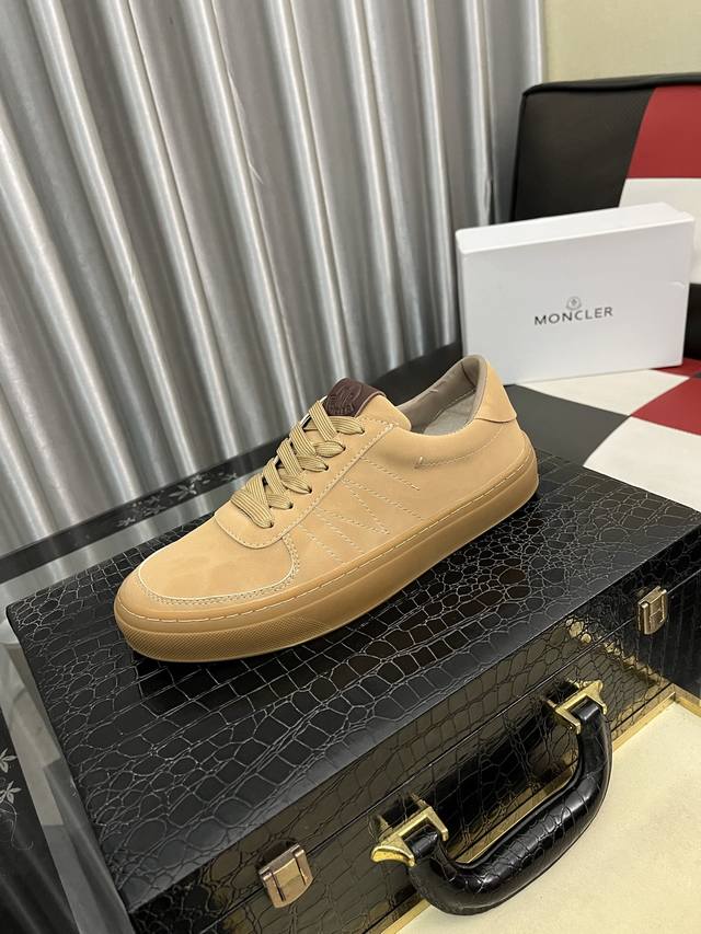 出厂价pp： 蒙口～ 男士休闲鞋 2025Z柜同步发售 码数：38-46 # 1个颜色鞋面选用多材质拼接真皮内里，舒适透气，鞋底：原版舒适耐磨大底，实物拍摄实物