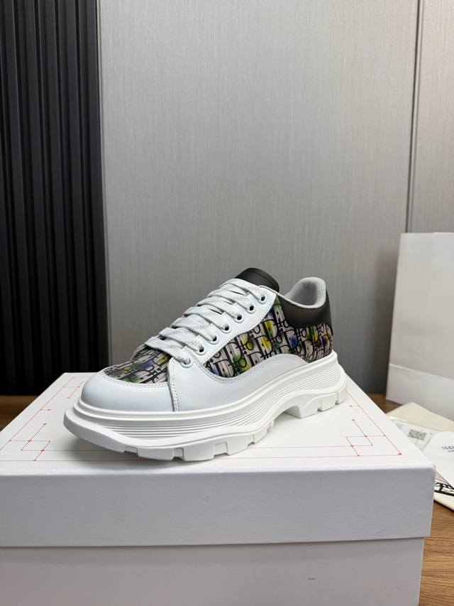 工厂p价 麦昆.Mq顶级版本.情侣爆款，常年热卖 Alexander Mcqueen高版本再次升级为最高品质.代购级别 面料：意大利进口真丝网高质感 抗水擦不变