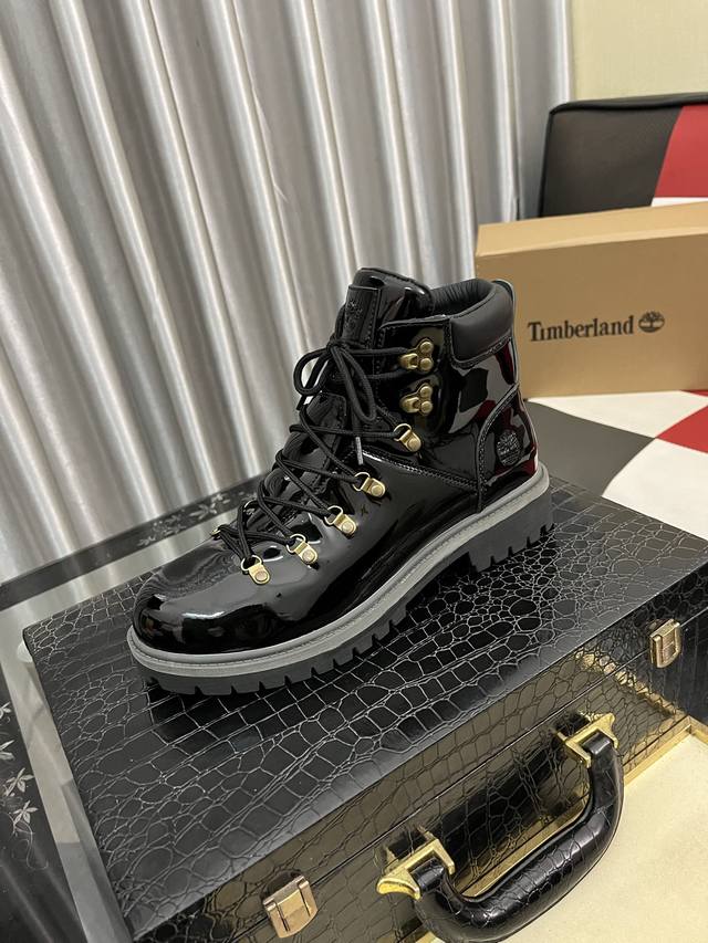 出厂价pp： Lv X Timberland 添柏岚 联名款 老花 压花 大黄靴 及踝靴 短靴 Lv X Timberland 及踝靴取材 Monogram 压
