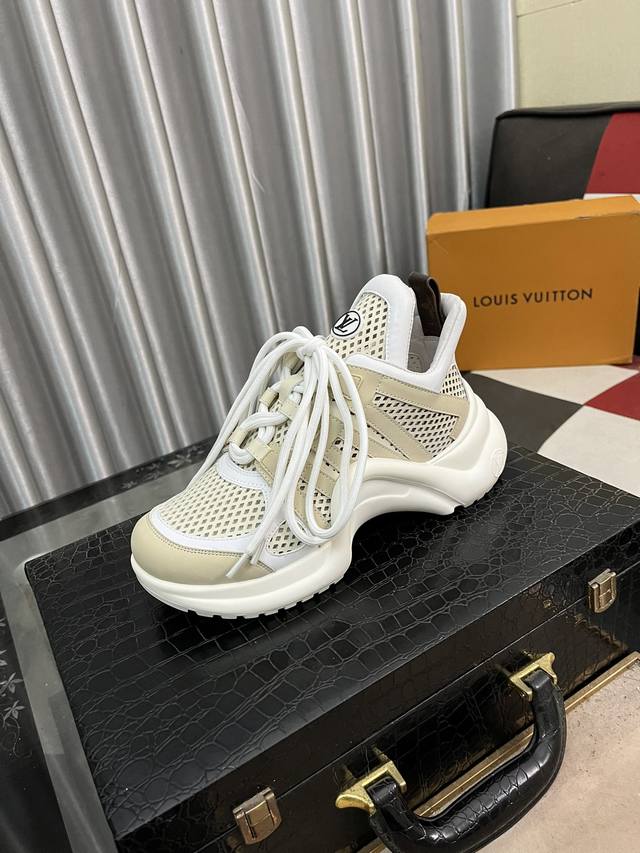 出厂价pp： 顶级版本 新款Lv花式熊猫扣子款 Archlight 驴牌五金休闲运动老爹鞋后增跟高约5.5Cm，大底最高度厚约8Mm 面料:环保Tpu和进口牛拼